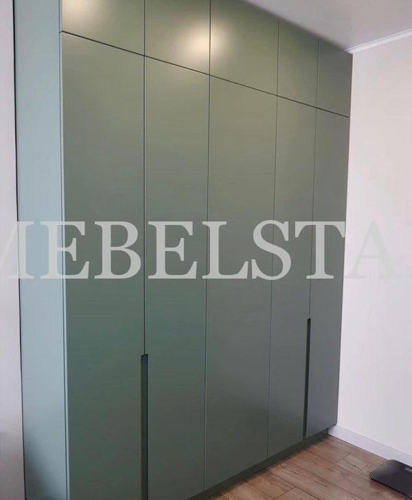Шкаф с крашеными фасадами в стиле модерн цвета Серый / Опаловый зеленый (5 дверей)