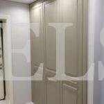 Шкаф с крашеными фасадами в стиле модерн цвета Трюфель / Оливково-серый (3 двери) Фото 1