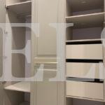 Шкаф с крашеными фасадами в стиле модерн цвета Трюфель / Оливково-серый (3 двери) Фото 4