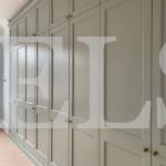 Шкаф с крашеными фасадами в стиле прованс цвета Дуб поненте / Платиново-серый (8 дверей) Фото 3
