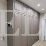 Шкаф с крашеными фасадами в классическом стиле цвета Туя темная / Пыльно-серый (7 дверей) Фото 1