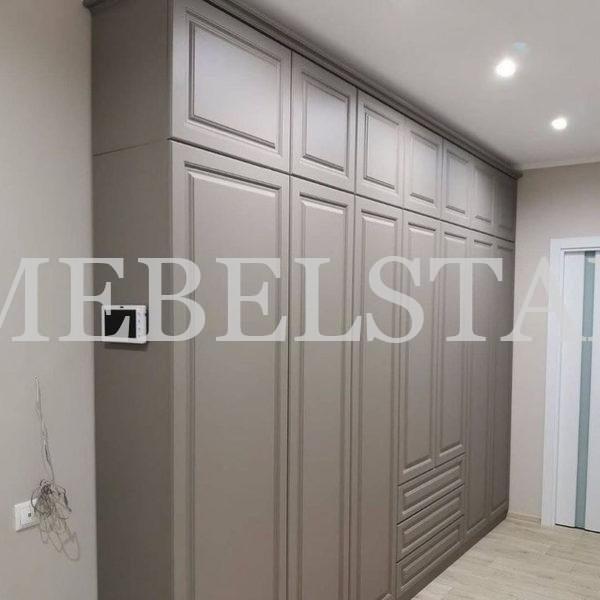 Шкаф с крашеными фасадами в классическом стиле цвета Туя темная / Пыльно-серый (7 дверей)