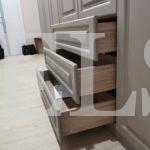 Шкаф с крашеными фасадами в классическом стиле цвета Туя темная / Пыльно-серый (7 дверей) Фото 3