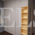 Шкаф с крашеными фасадами в стиле минимализм цвета Ваниль, Серый / Платиново-серый (5 дверей) Фото 1