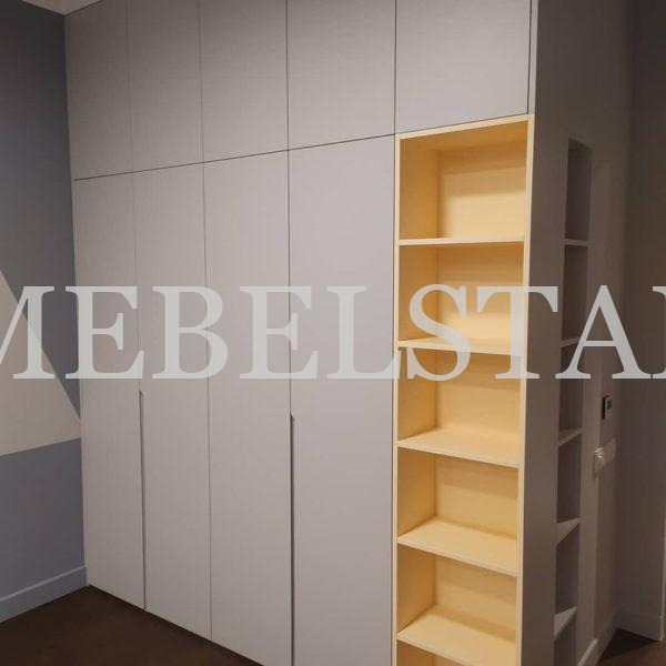 Шкаф с крашеными фасадами в стиле минимализм цвета Ваниль, Серый / Платиново-серый (5 дверей)