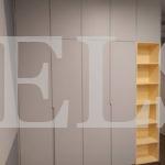 Шкаф с крашеными фасадами в стиле минимализм цвета Ваниль, Серый / Платиново-серый (5 дверей) Фото 2