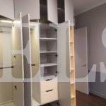 Шкаф с крашеными фасадами в стиле минимализм цвета Ваниль, Серый / Платиново-серый (5 дверей) Фото 4