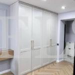 Шкаф с крашеными фасадами в стиле прованс цвета Светло-серый / Светло-серый (5 дверей) Фото 1