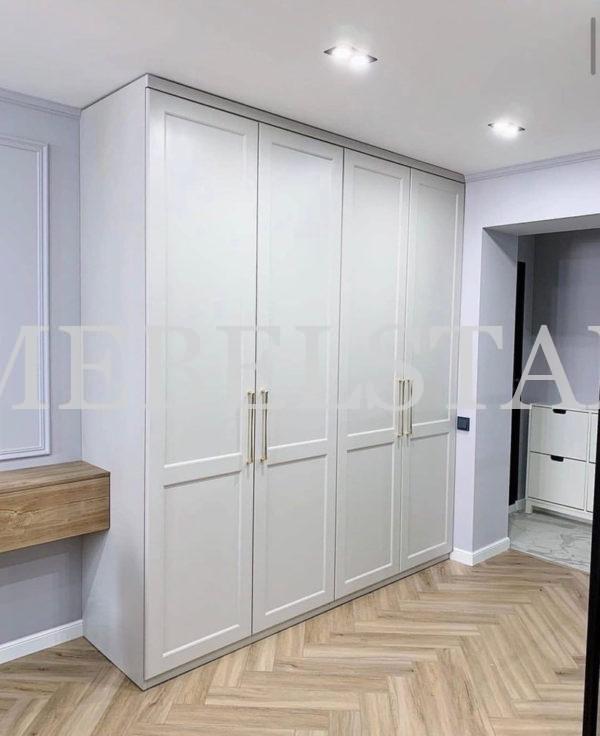 Шкаф с крашеными фасадами в стиле прованс цвета Светло-серый / Светло-серый (5 дверей)