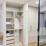 Шкаф с крашеными фасадами в стиле прованс цвета Светло-серый / Светло-серый (5 дверей) Фото 3