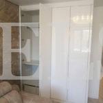 Шкаф с крашеными фасадами в стиле минимализм цвета Белый / Сигнальный белый (4 двери) Фото 4