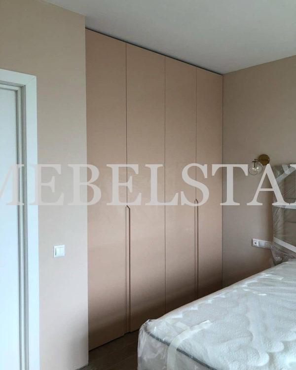 Шкаф с крашеными фасадами в стиле минимализм цвета Трюфель коричневый / Сигнальный коричневый (4 двери)