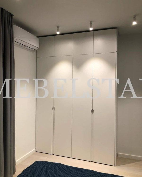 Шкаф с крашеными фасадами в стиле минимализм цвета Светло-серый / Светло-серый (4 двери)