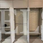Шкаф с крашеными фасадами в стиле прованс цвета Светло-серый / Каменно-серый (8 дверей) Фото 3