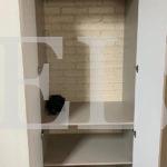 Шкаф с крашеными фасадами в стиле прованс цвета Светло-серый / Каменно-серый (8 дверей) Фото 4