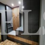 Шкаф с крашеными фасадами в стиле хай-тек цвета Дуб сонома / Антрацитово-серый (4 двери) Фото 1
