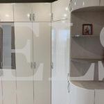 Шкаф в гостиную в стиле кантри цвета Дуб млечный / Ваниль, Капучино (13 дверей) Фото 4
