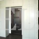 Шкаф вокруг двери в классическом стиле цвета Белый / Жемчуг глянец (6 дверей) Фото 1