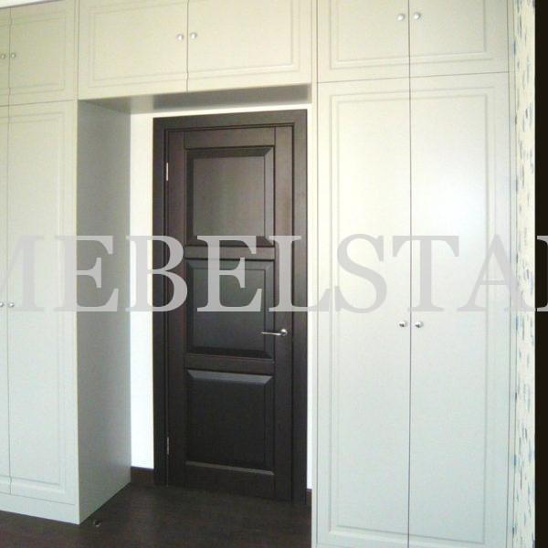 Шкаф вокруг двери в классическом стиле цвета Белый / Жемчуг глянец (6 дверей)