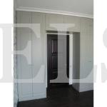 Шкаф вокруг двери в классическом стиле цвета Белый / Жемчуг глянец (6 дверей) Фото 2