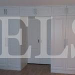 Шкаф вокруг двери в классическом стиле цвета Белый / Белый глянец (6 дверей) Фото 2