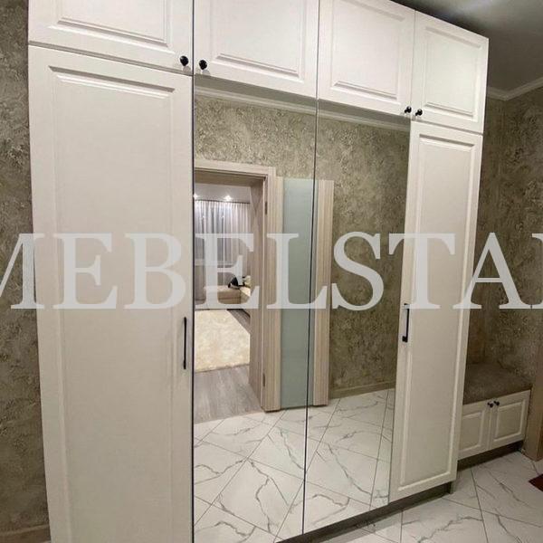 Шкаф в прихожую в стиле неоклассика цвета Метрополитан грей / Белый, Серебро (6 дверей)