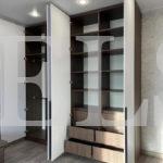 Шкаф в спальню в стиле минимализм цвета Дуб баррик темный / Белый (4 двери) Фото 2