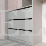 Шкаф в нишу в стиле минимализм цвета Арктика серый / Арктика серый (3 двери) Фото 4
