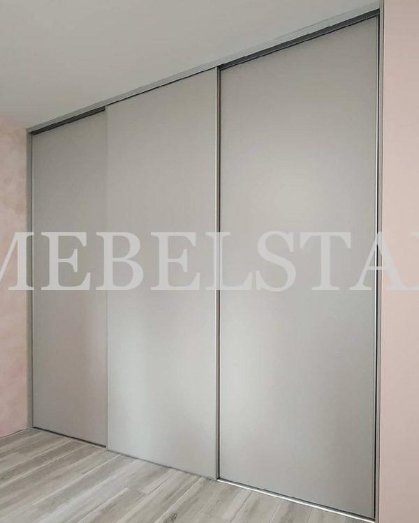 Шкаф в нишу в стиле минимализм цвета Арктика серый / Арктика серый (3 двери)