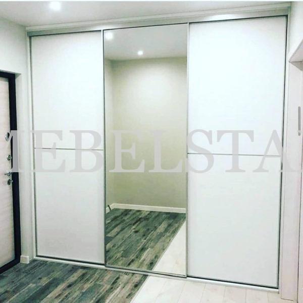Шкаф в нишу в стиле минимализм цвета Белый / Белый, Серебро (3 двери)