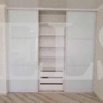Шкаф в нишу в стиле минимализм цвета Белый / Белый (3 двери) Фото 5