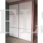 Шкаф в нишу в стиле минимализм цвета Белый / Белый (2 двери) Фото 1