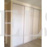 Шкаф в нишу в классическом стиле цвета Белый / Белый (3 двери) Фото 1