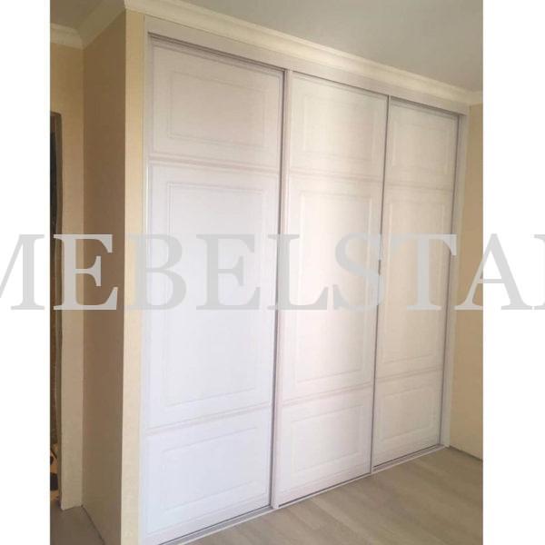 Шкаф в нишу в классическом стиле цвета Белый / Белый (3 двери)
