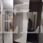 Зеркальный шкаф в стиле хай-тек цвета Дуб млечный / Дуб млечный, Серебро (2 двери) Фото 5