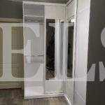 Зеркальный шкаф в стиле минимализм цвета Белый / Белый, Серебро (4 двери) Фото 2