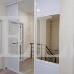 Зеркальный шкаф в классическом стиле цвета Белый / Белый глянец, Серебро (3 двери) Фото 1