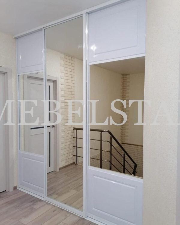 Зеркальный шкаф в классическом стиле цвета Белый / Белый глянец, Серебро (3 двери)
