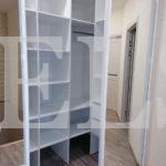 Зеркальный шкаф в классическом стиле цвета Белый / Белый глянец, Серебро (3 двери) Фото 2