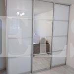 Зеркальный шкаф в стиле минимализм цвета Дуб атланта / Белый, Серебро (3 двери) Фото 1