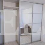 Зеркальный шкаф в стиле минимализм цвета Дуб атланта / Белый, Серебро (3 двери) Фото 3