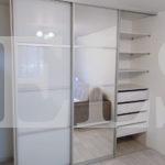 Зеркальный шкаф в стиле минимализм цвета Дуб атланта / Белый, Серебро (3 двери) Фото 4