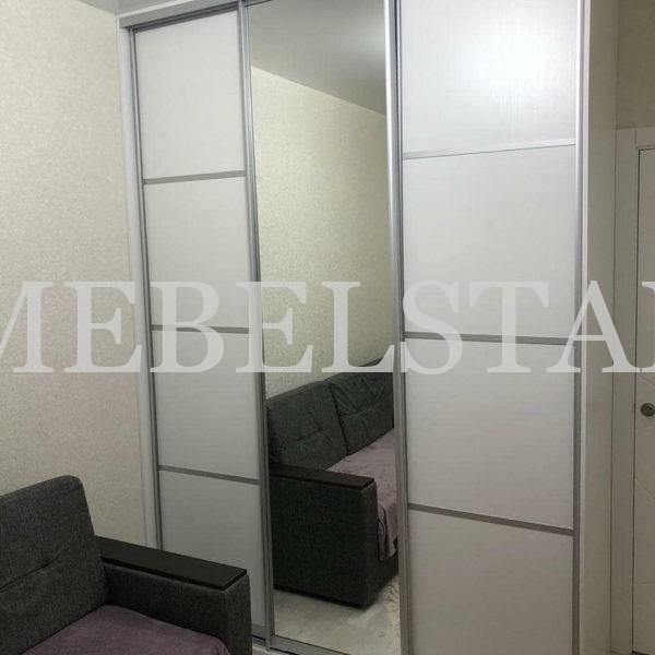 Зеркальный шкаф в стиле минимализм цвета Белый / Белый, Серебро (3 двери)