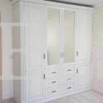 Шкаф с фасадами МДФ в пленке в классическом стиле цвета Белый / Белый, Серебро (4 двери) Фото 1