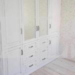 Шкаф с фасадами МДФ в пленке в классическом стиле цвета Белый / Белый, Серебро (4 двери) Фото 2