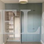 Шкаф с крашеными фасадами в стиле модерн цвета Белый / Пастельно-бирюзовый (5 дверей) Фото 2