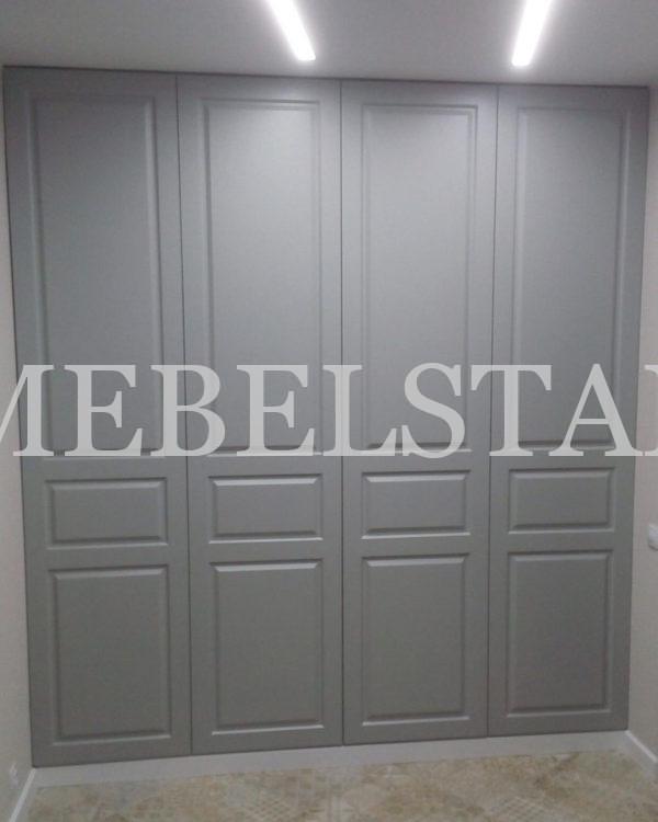 Шкаф с фасадами МДФ в пленке в классическом стиле цвета Серый / Грей софт (4 двери)