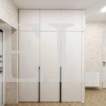 Распашной шкаф в стиле минимализм цвета Белый / Белый (3 двери) Фото 1