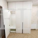 Распашной шкаф в стиле минимализм цвета Белый / Белый (3 двери) Фото 2