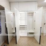 Распашной шкаф в стиле минимализм цвета Белый / Белый (3 двери) Фото 4